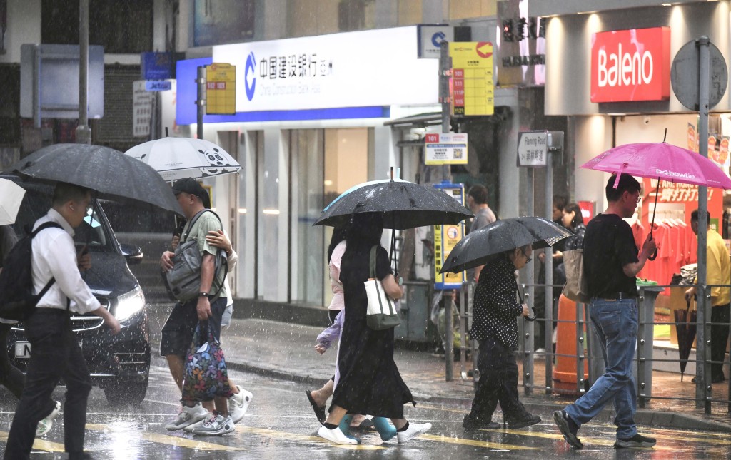 黑雨期間,巿民都要涉水而行。 黑雨期間,巿民都要涉水而行。