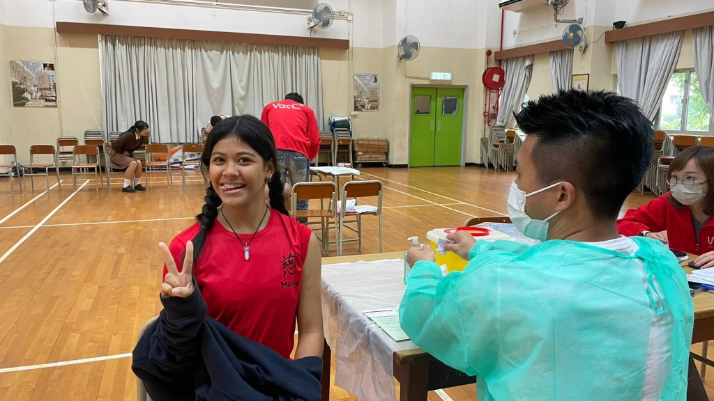 有中学生完成流感疫苗注射后，露出胜利笑容。(主办单位提供)
