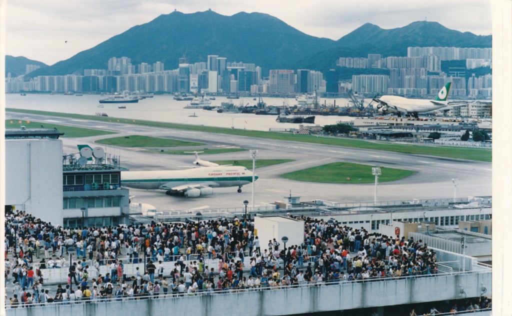 啟德機場關閉前瞭望台一帶擠擁情景、遠望啟德機場跑道。 啟德機場關閉前瞭望台一帶擠擁情景、遠望啟德機場跑道。