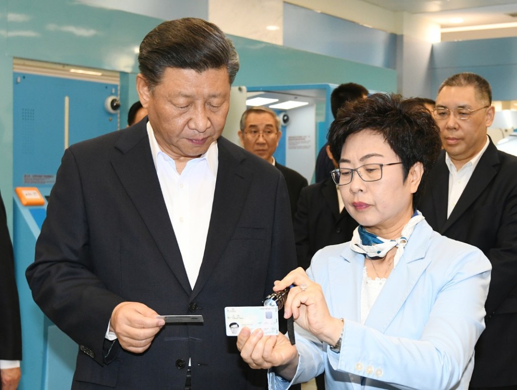 習近平參觀黑沙環政府綜合大樓。澳門新聞局圖片