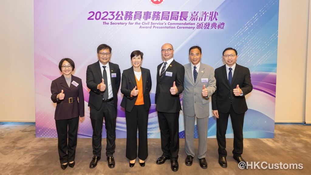 海關關長何珮珊(左3)到頒獎典禮現場,祝賀得獎員工。海關FB