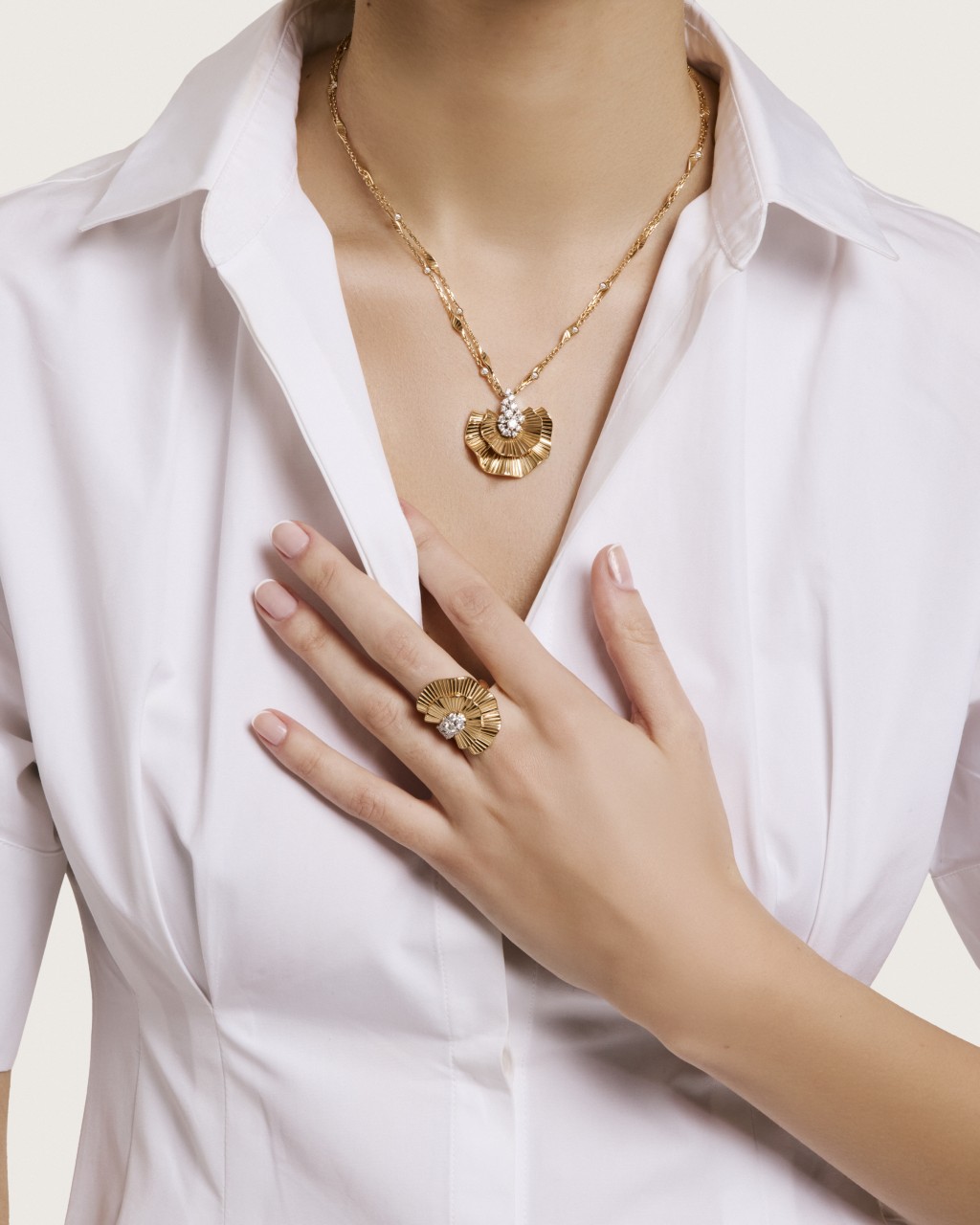 Rays of Sun玫瑰金钻石颈链（$114,800）及指环（$73,300）。