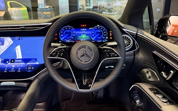 平治Mercedes-Benz全新旗舰级EQS450+纯电动车，备有Nappa多功能軚盘附3级+/-动能回收选择。