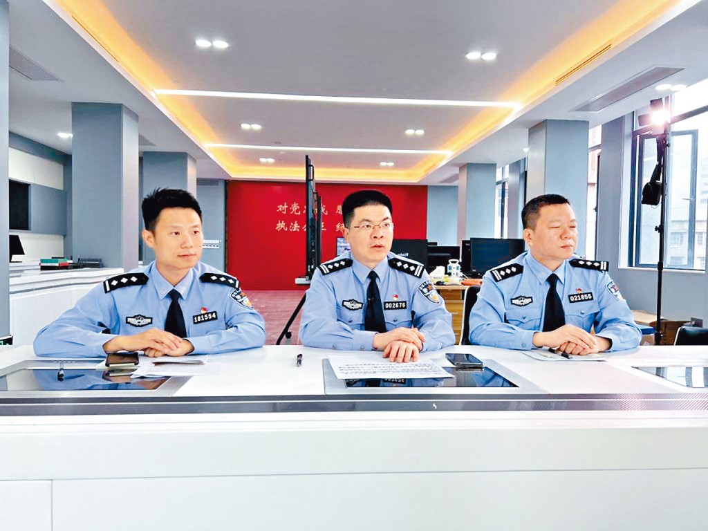 廣東省公安廳新型犯罪研究中心副主任陳志清（中）、一級警長黃勇文（右）及二級警長李覃川（左）表示，公安不會通過電話辦案發落口供，呼籲港人慎防騙徒。