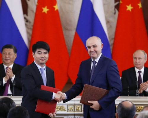 華為輪值董事長郭平與MTS總裁在國家主席習近平和俄羅斯總統普京進行會談後,簽署協議發展5G技術。AP