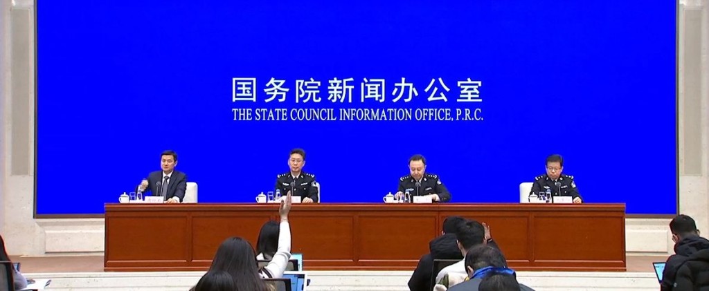 國務院新聞辦公室周四（1月11日）上午10時舉行新聞發布會，介紹便利外籍人員來華5項措施。 新華社視頻截圖