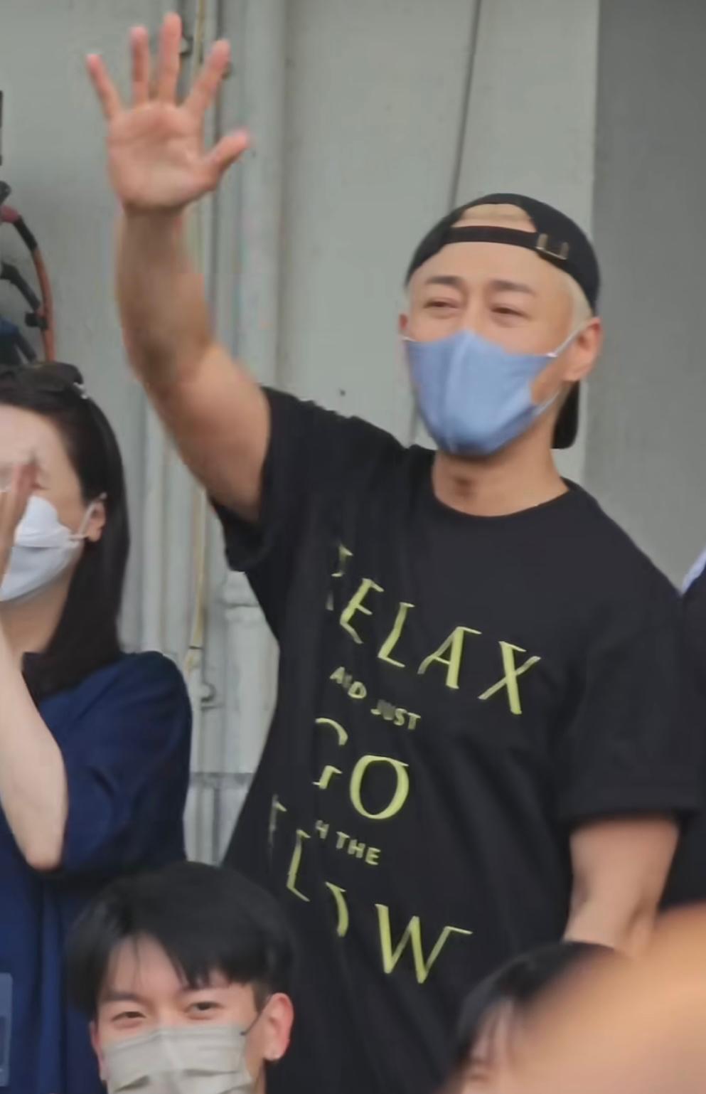 拜神儀式上,林峯不斷向Fans揮手,之後又為支持者簽名。 拜神儀式上,林峯不斷向Fans揮手,之後又為支持者簽名。