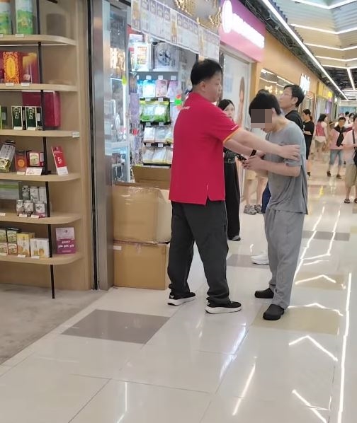 职员由便利店外一直与涉案男子拉扯到商场走廊。Threads「haydentm23」影片截图