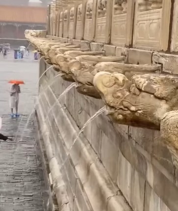 大雨造就故宫再现九龙吐水的神奇一幕。网图