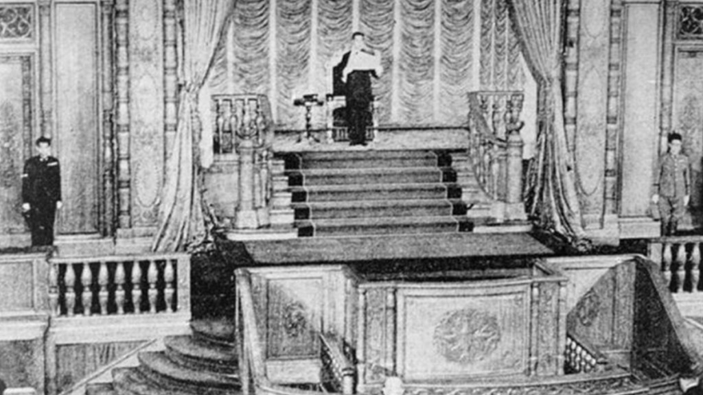 1945年8月14日,日本天皇向議會宣布向盟國投降，15日通過廣播宣讀詔書。人民網