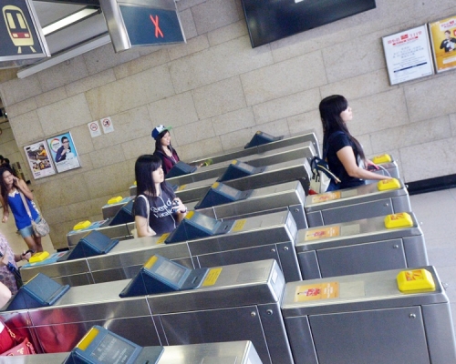 除機鐵外,港鐵今晚10時收車。資料圖片