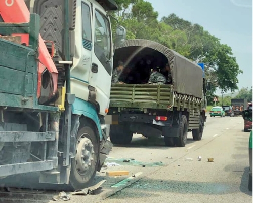 軍車(前)上載有多名解放軍。fb馬路的事討論區Hung Lai Hang圖片