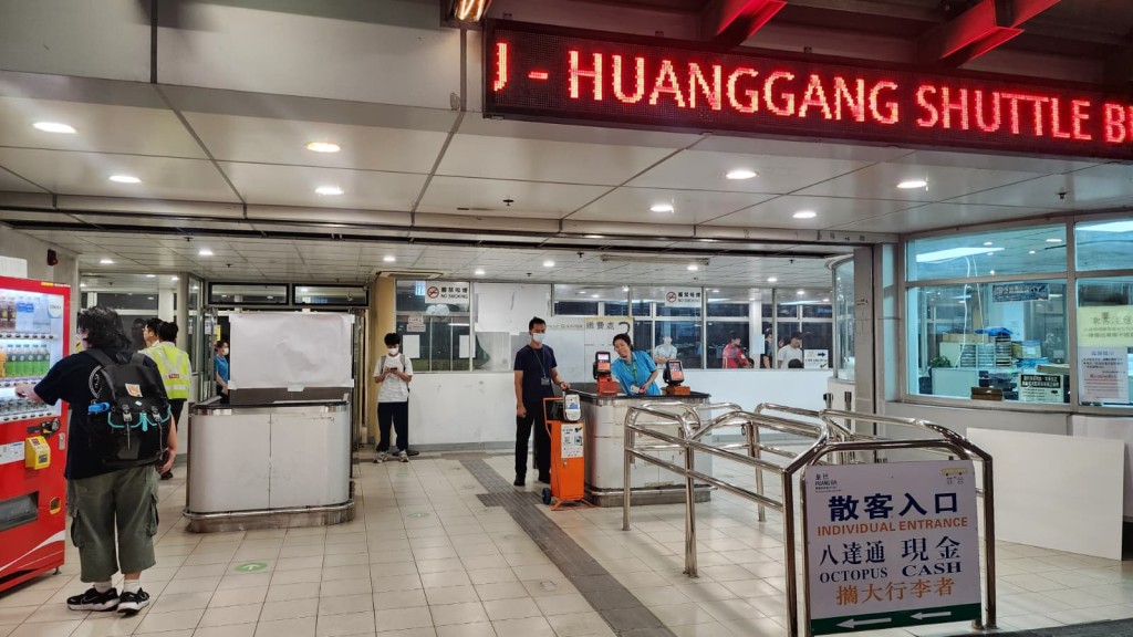 新皇崗口岸於今日(12日)清晨起正式啟用,穿梭新田與舊皇崗口岸近三十載的「皇巴士」迎來歷史性謝幕。 新皇崗口岸於今日(12日)清晨起正式啟用,穿梭新田與舊皇崗口岸近三十載的「皇巴士」迎來歷史性謝幕。