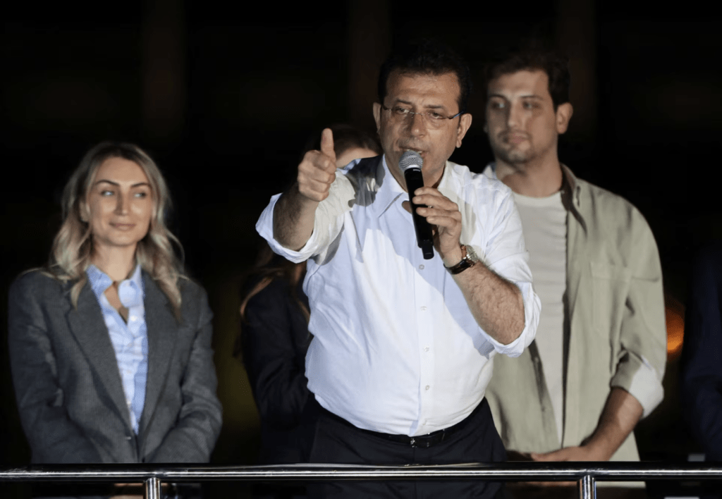 伊斯坦布尔现任市长伊马姆奥卢在地方选举初步结果公布后向支持者发表讲话。路透社。