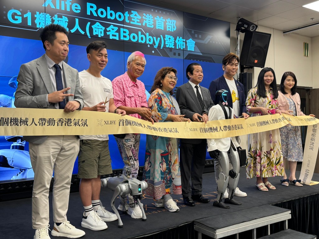 李龍基笑指買了機械人會命名為「基仔」。 李龍基笑指買了機械人會命名為「基仔」。
