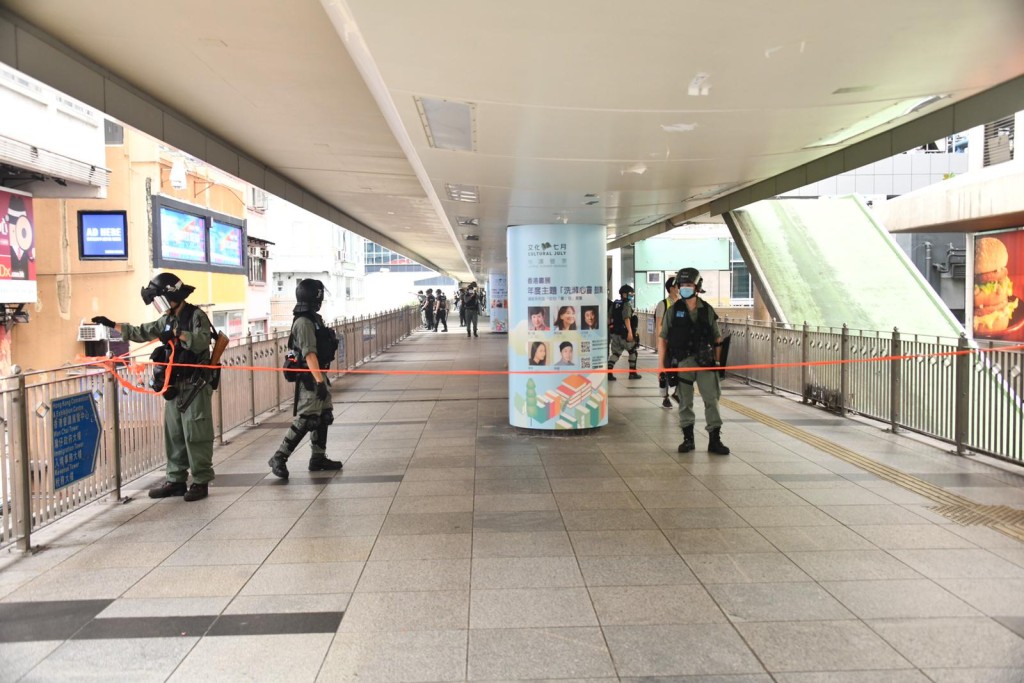 警方封閉行人天橋。