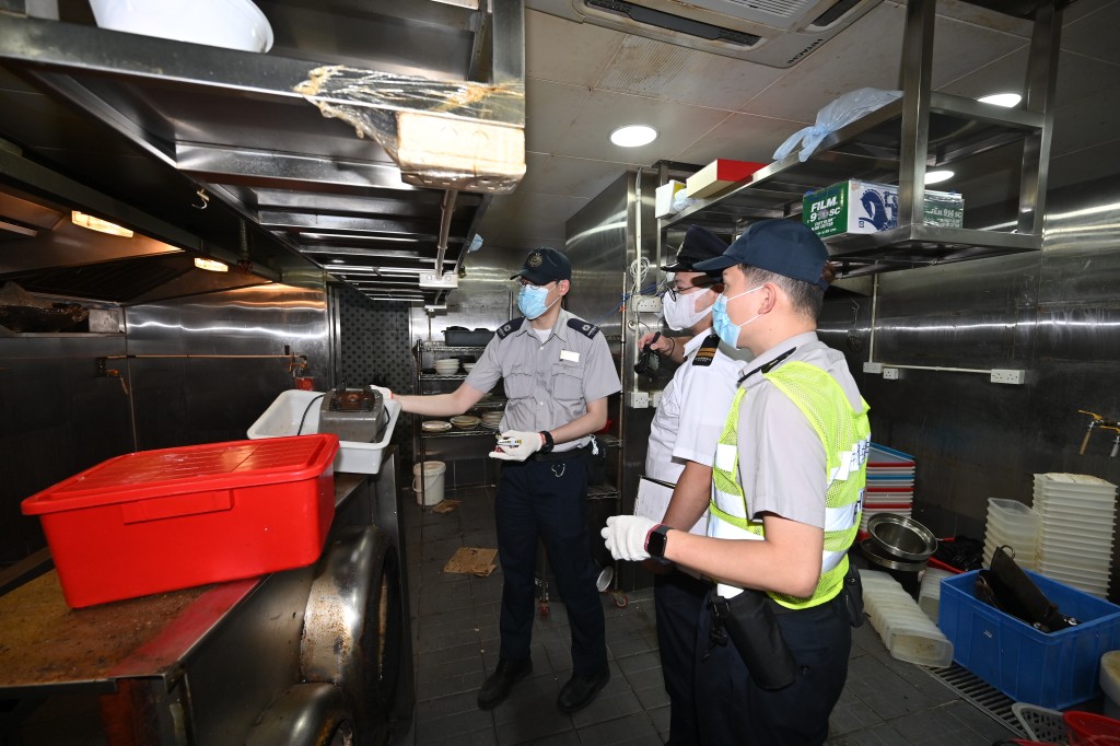 食环署人员进入两间食肆执街封闭令。政府新闻处图片