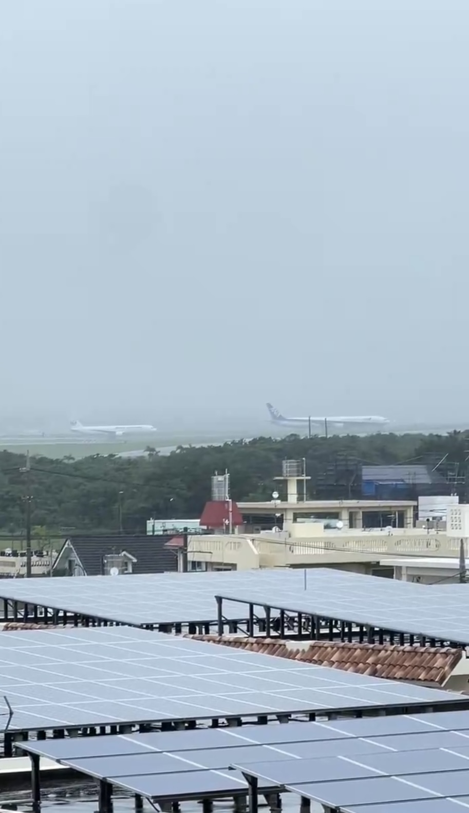 客機因天候不佳轉降嘉手納空軍基地。 X