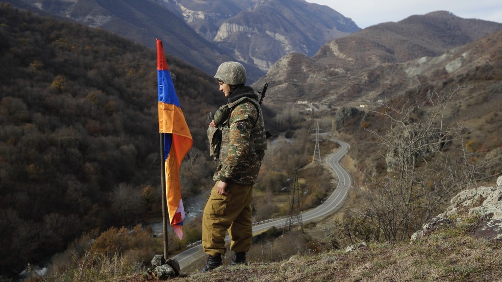 亞美尼亞士兵站崗，身旁有一支納卡區旗。 美聯社