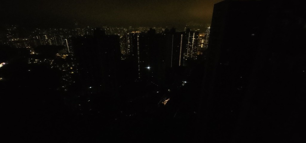 網上圖片可見，停電後現場一帶漆黑一片。Facebook 青衣街坊吹水會圖片