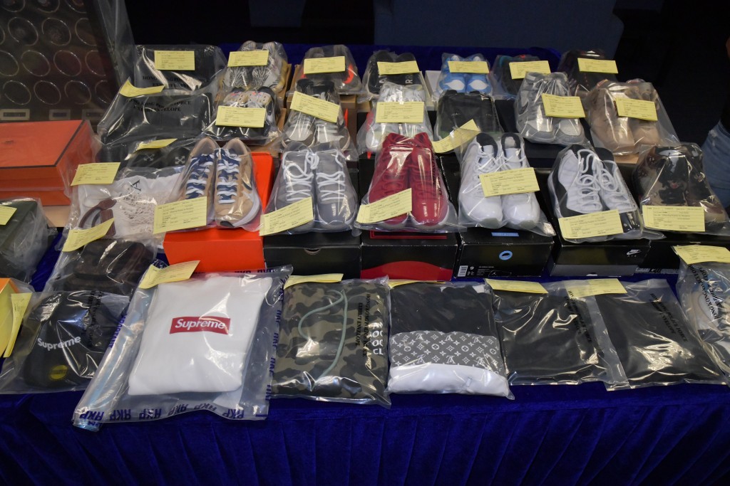 警方检获一批约值6万港元的波鞋。
