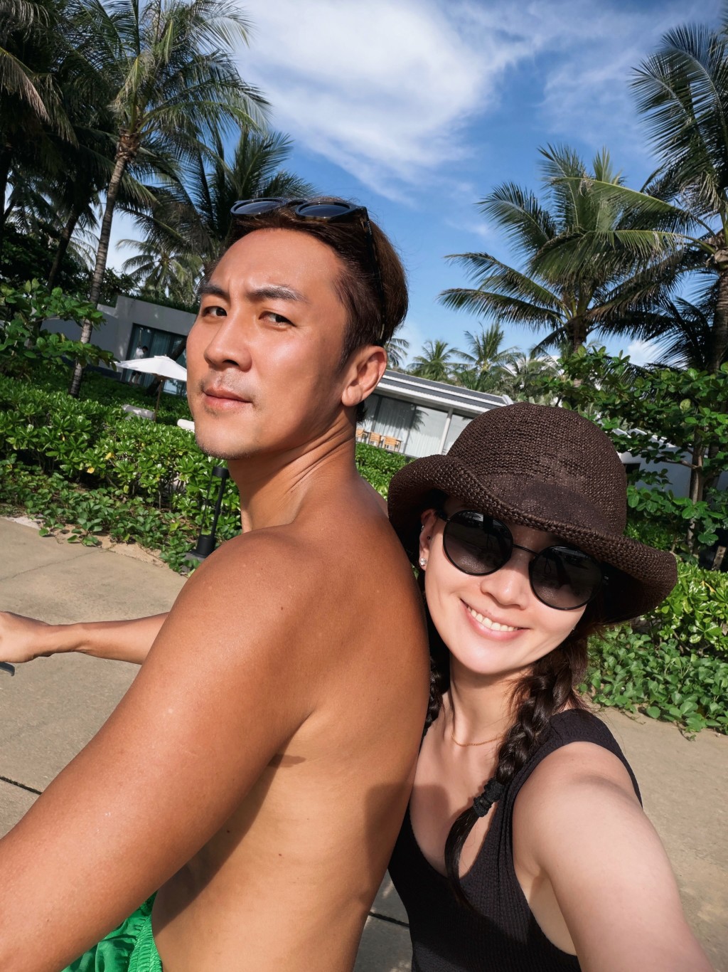 譚俊彥與任祉妍貼背依偎，在陽光下展現幸福夫妻相。