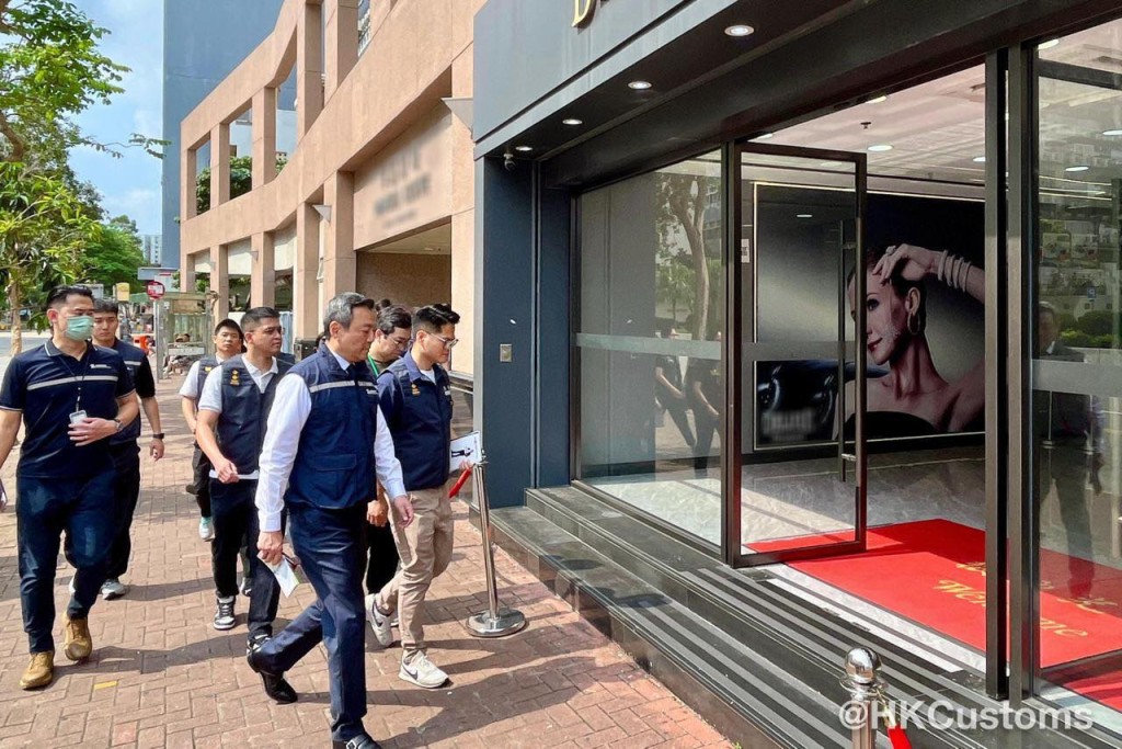 海關聯同旅監局於今日前往熱門購物點聯合巡查。海關FB