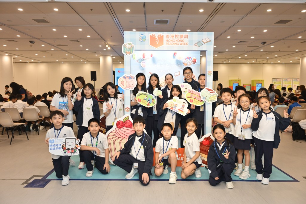 於4月23日「香港全民閱讀日」，學生在香港中央圖書館參與「共讀半小時」活動。