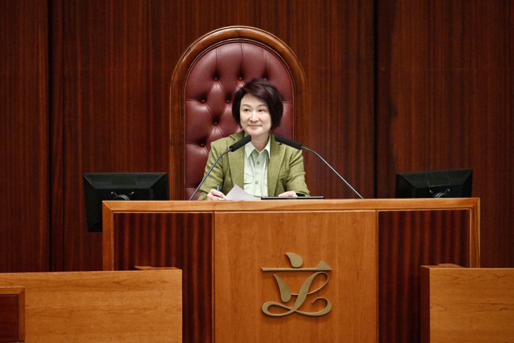 立法会主席李慧琼已多次提醒议员,补充质询只能提出一项问题。 立法会主席李慧琼已多次提醒议员,补充质询只能提出一项问题。