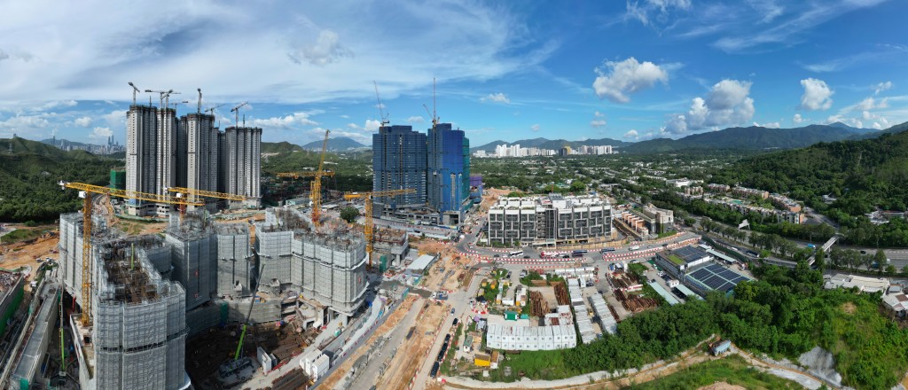 北部都會區發展則如火如荼進行，9月施政報告宣布成立「北部都會區發展委員會」。