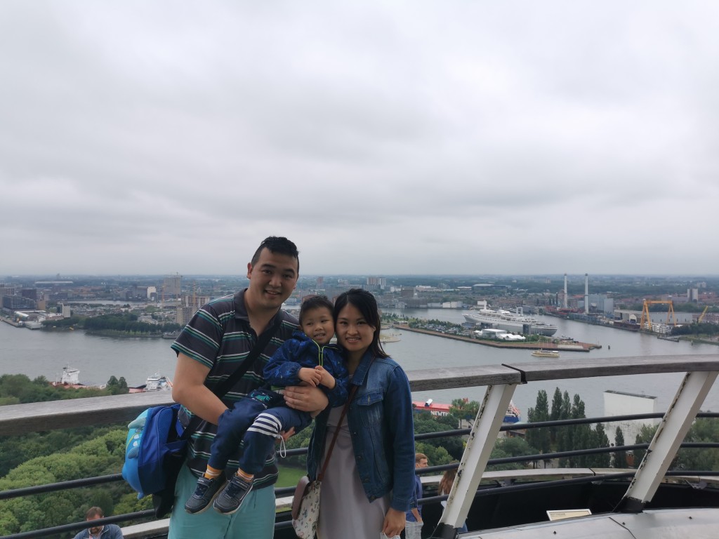 Naom（i 右）与丈夫Yin（左）结婚后移居荷兰鹿特丹，二人育有儿子David（中）。