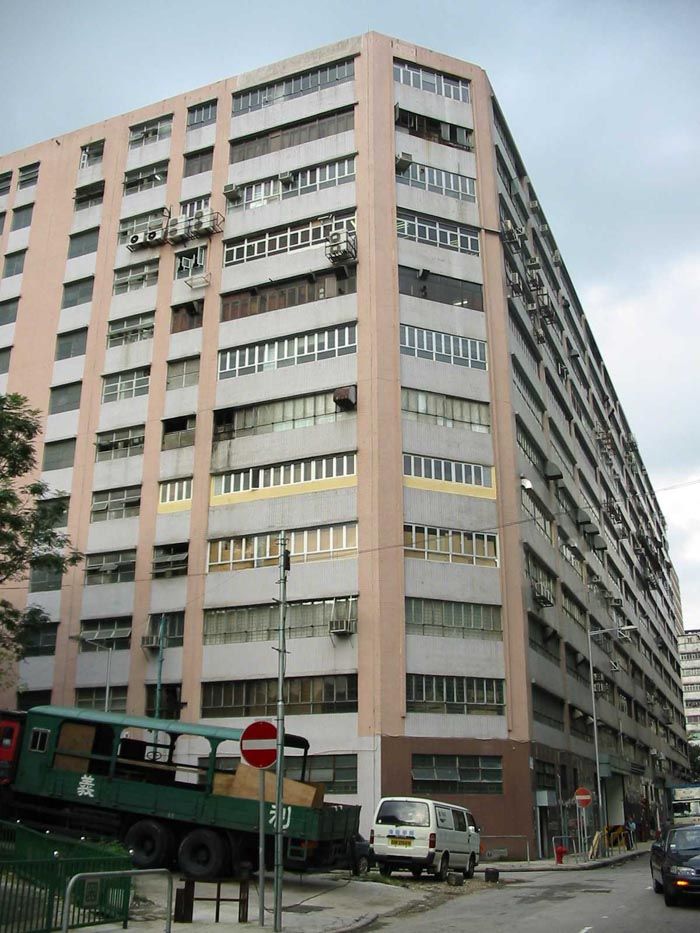 長沙灣龍翔工業大廈低層,價格於9年間跌約15%。 長沙灣龍翔工業大廈低層,價格於9年間跌約15%。