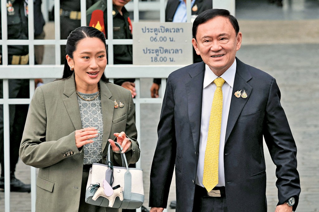 他信在女兒、前總理佩通坦陪同下抵達最高法院。
