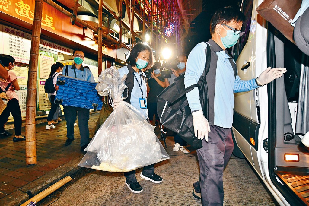 ■政府人員到女患者長沙灣的住所，取走大批物件。