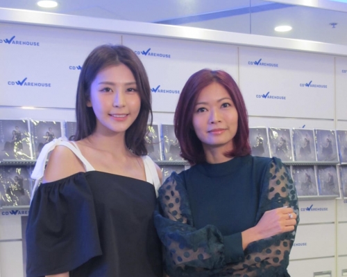 蔣嘉瑩和施匡翹出席合唱版《假如真的有個約會》簽名會。