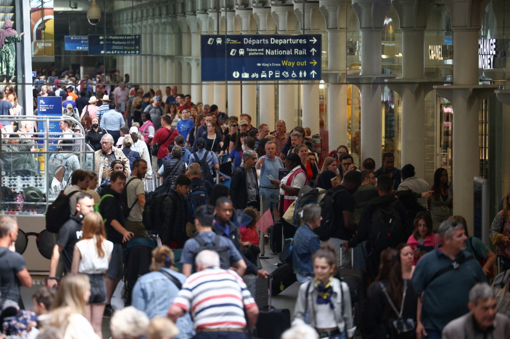 「欧洲之星」部分往来伦敦与巴黎的班次取消，人们挤满伦敦的圣潘克拉斯国际车站。路透社