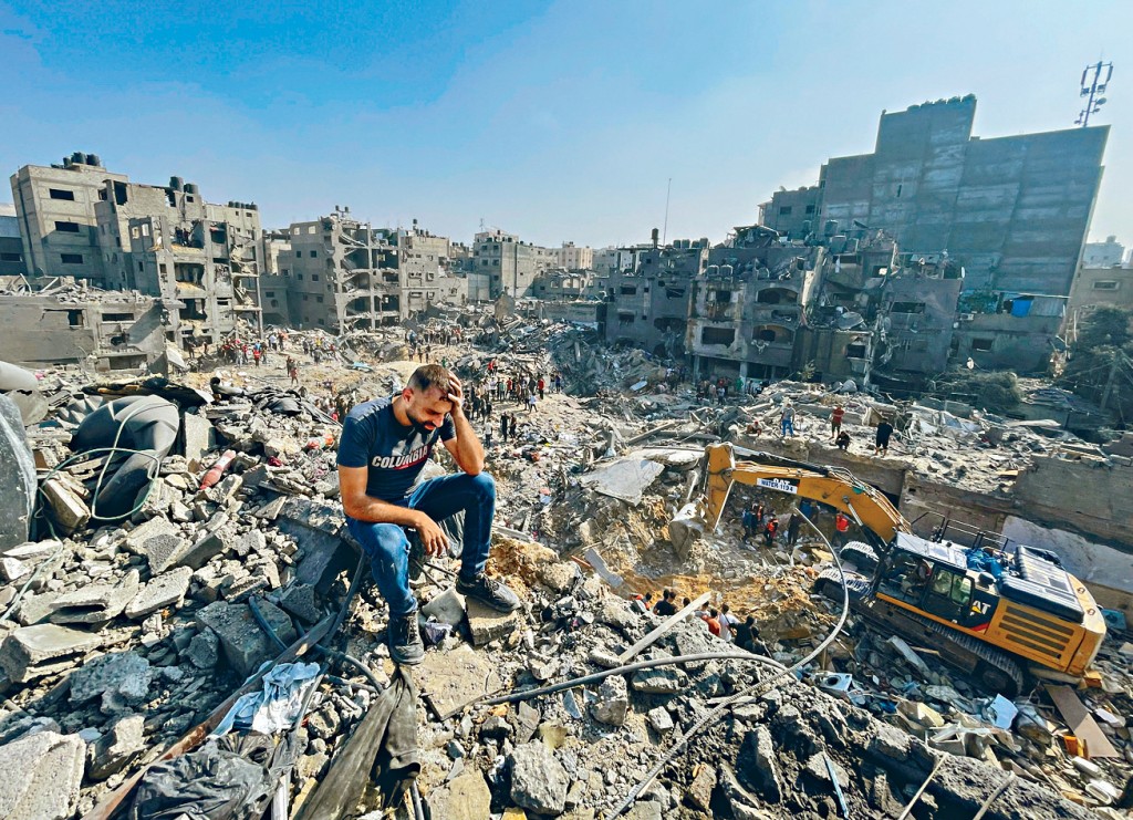 加沙地带北部贾巴利亚难民营遭以军空袭后，变成废墟。