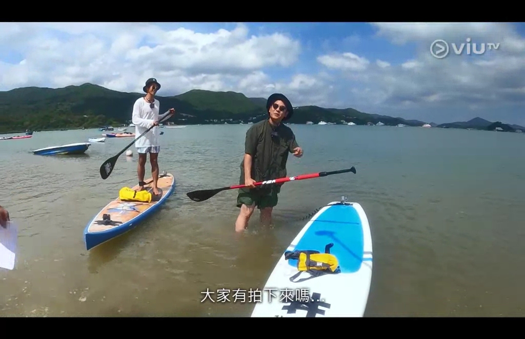 許廷鏗第一次玩直立板的認真「雞手鴨腳」。