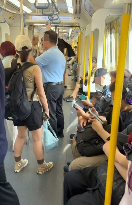片中見到一名穿白色短裙的長髮女子, 在車廂內撐起雨傘。樓主早前在社交平 台Threads發帖,指「開頭以為佢身體有 病完全唔曬得,再望多次見佢背脊同手 臂都冇著防曬衣。Keep(保持)住幾個 站,直到我落車都未見到佢收返把遮」。Threads截圖 片中見到一名穿白色短裙的長髮女子, 在車廂內撐起雨傘。樓主早前在社交平 台Threads發帖,指「開頭以為佢身體有 病完全唔曬得,再望多次見佢背脊同手 臂都冇著防曬衣。Keep(保持)住幾個 站,直到我落車都未見到佢收返把遮」。Threads截圖