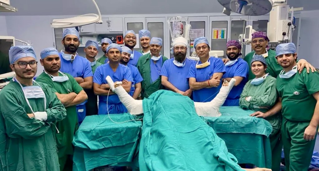 11人的医生团队花了长达12小时做手臂移植手术。  Sir Ganga Ram Hospital in Delhi