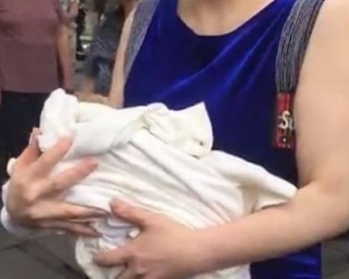 未婚狠母將初生男嬰從3樓拋下落在二樓,幸好附近民眾發現。(網圖)