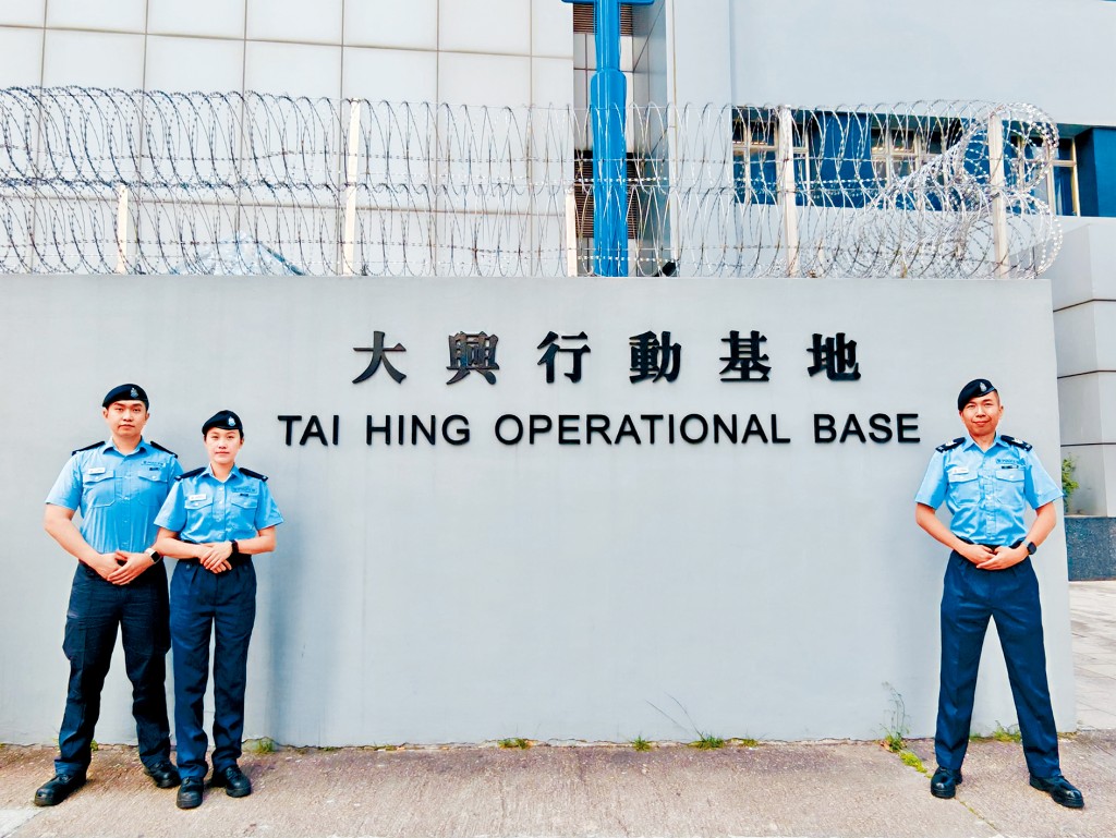 警長灌偉謙(右)、警員黃駿禧(左)及徐婉怡(中)憑藉耐性和觀察力,成功處理一宗涉及精神上無行為能力人士的案件。