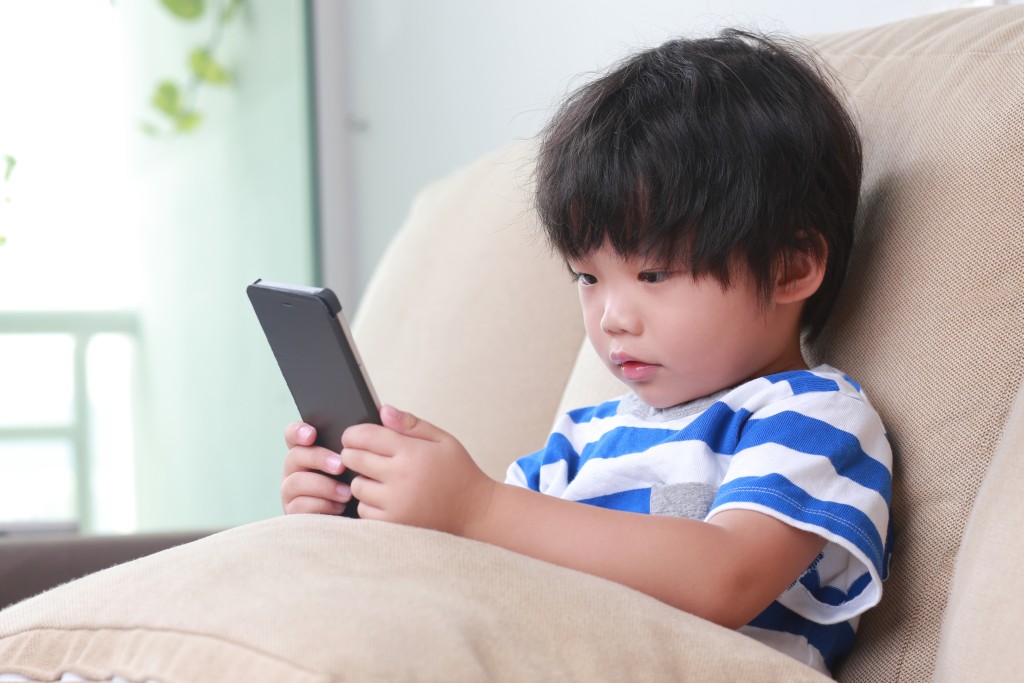 疫情下孩子運動量減少，使用電子屏幕時間增加，更易造成超重或者肥胖問題。（圖片來源：資料圖片）