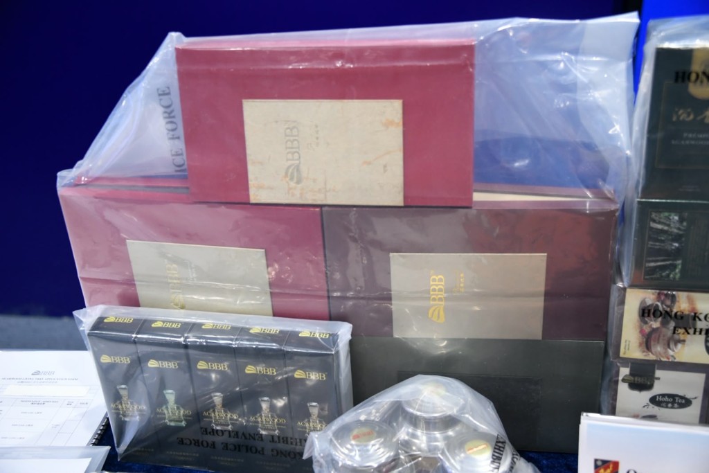 警方在相關辦事處檢獲約54萬元現金、25部手提電話及電腦、大量投資合約、不同類型的沉香產品。楊偉亨攝 警方在相關辦事處檢獲約54萬元現金、25部手提電話及電腦、大量投資合約、不同類型的沉香產品。楊偉亨攝