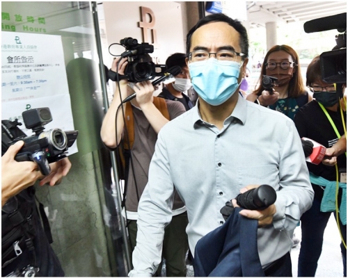馮偉華到場時未有回應記者提問。