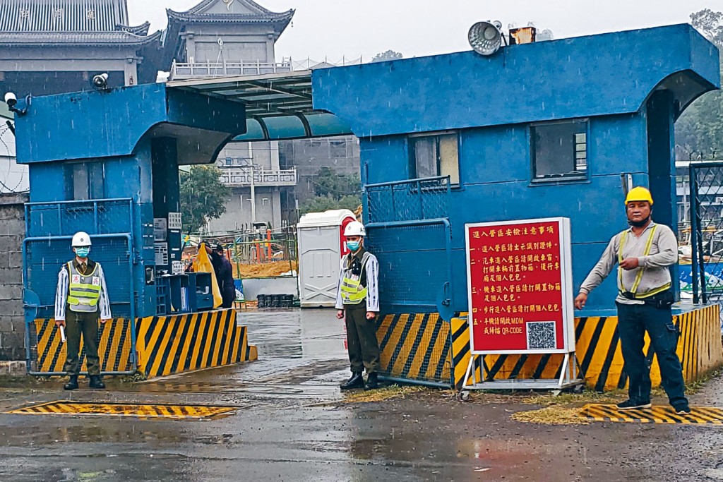 台灣高雄軍備工廠爆炸。