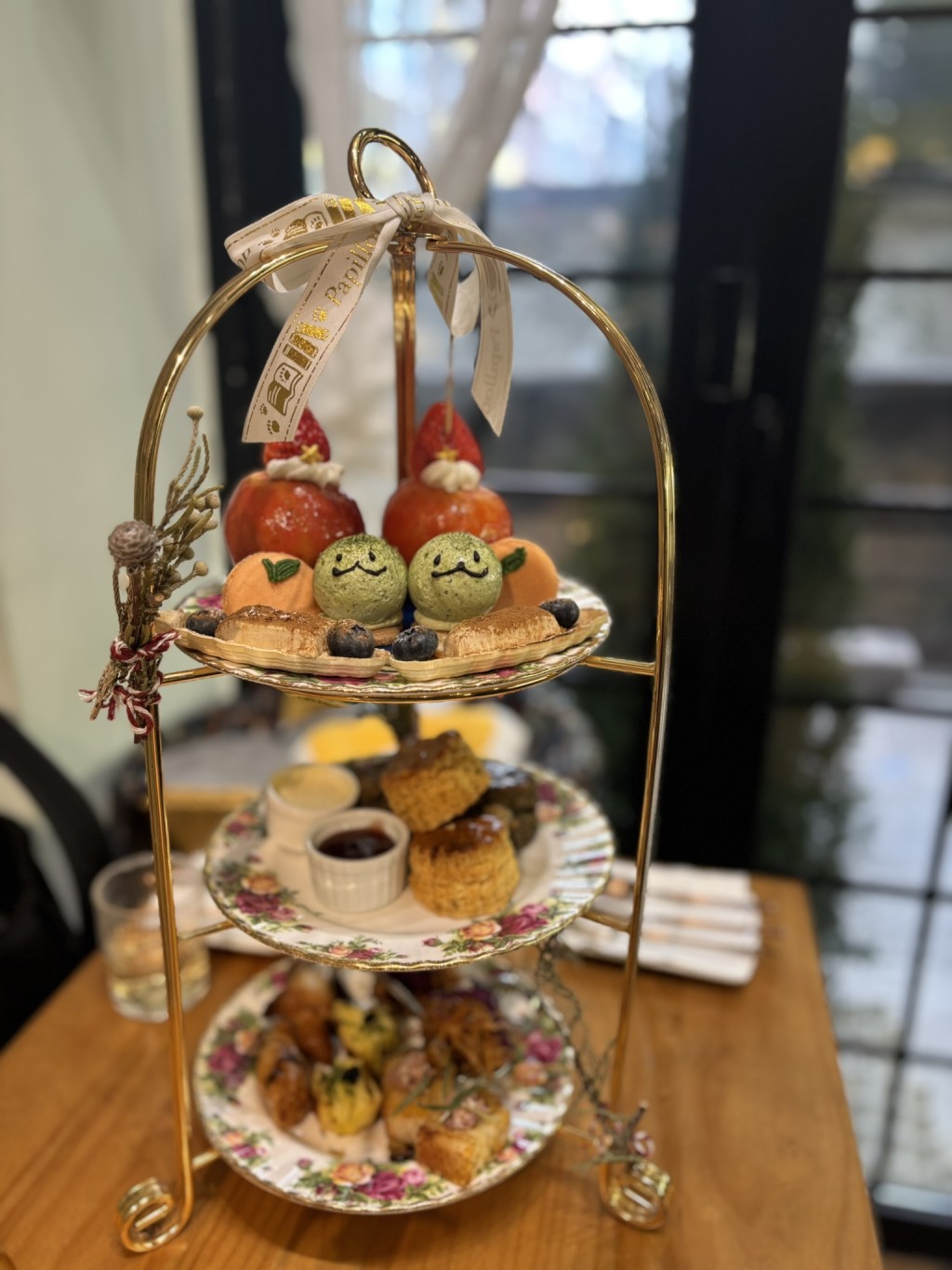 下午茶架需先預約，並會按季節或節日轉換供應的鹹、甜點， 賣相吸引之餘，味道也相當不俗。（圖片來源：《親子王》）