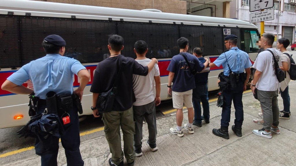 警葵涌工廈打擊黑工拘捕3人,包括僱主及兩內地男。警方圖片