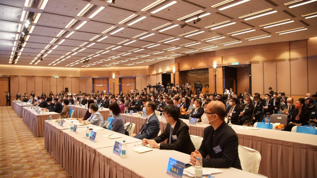 教育部副部長田學軍、香港中聯辦副主任譚鐵牛透過視頻致辭。