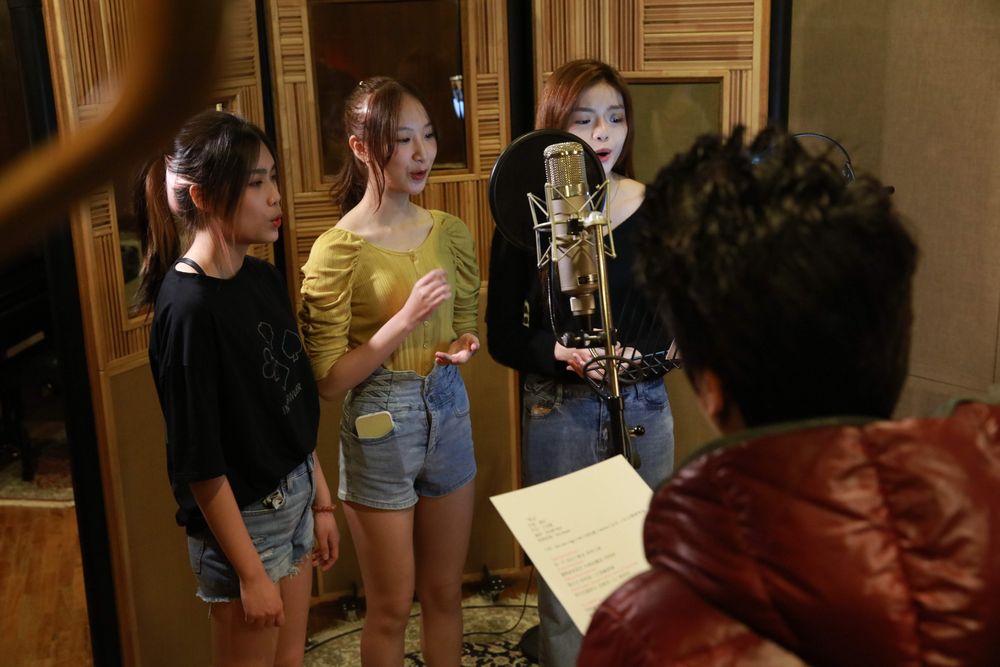 3位女學員面對監製錄音。